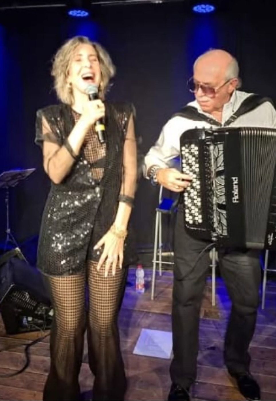 שרון הלפרין על הבמה עם אקורדיון