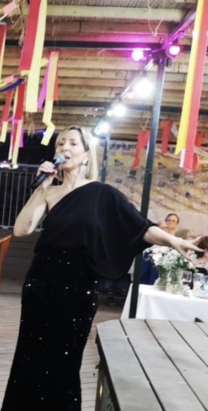 שרון הלפרין שרה בערב טברנה